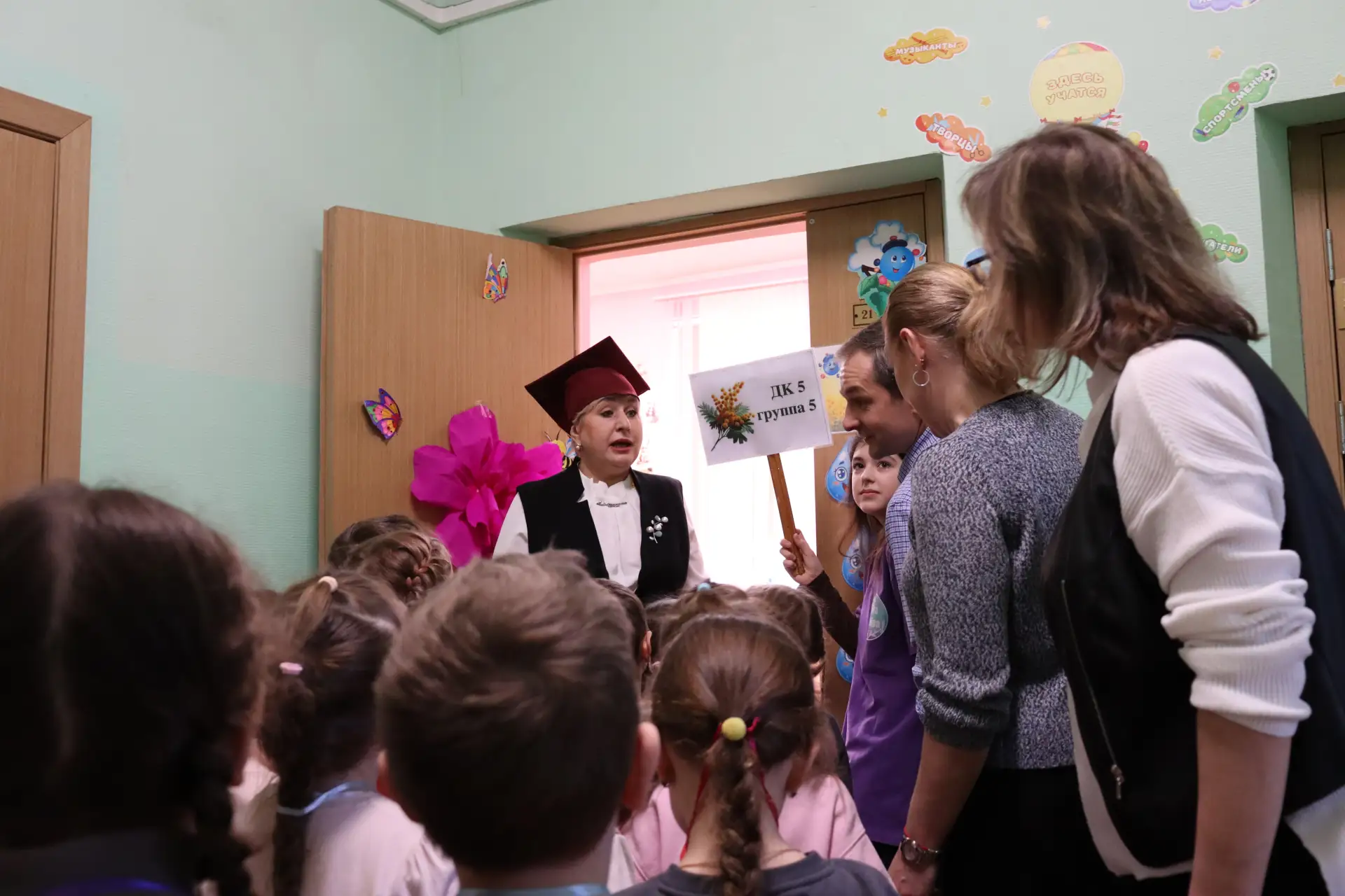 Весенний экспресс прибыл на станцию «Школа мечты» 🚂✨  🌷 Утро понедельника в нашей школе началось сов