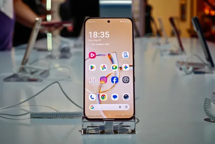 📱 TCL представила P80 Ultra с OLED и эффектом e-ink