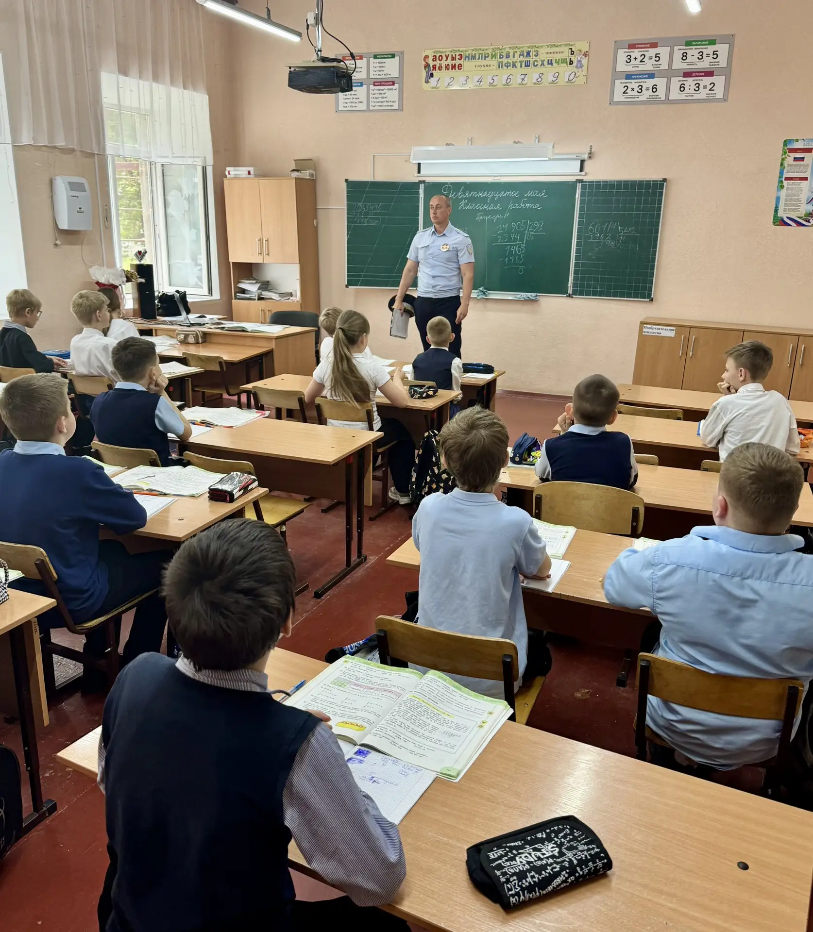 Представитель ГАИ Донсков Б.А. рассказал о правилах дорожного движения и безопасности н...