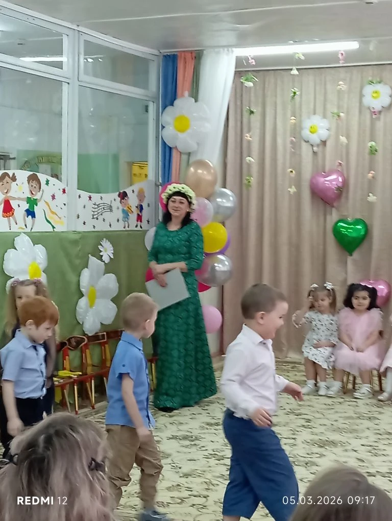 Ещё немного о том, как наши воспитанники поздравляли своих мам и бабушек.
