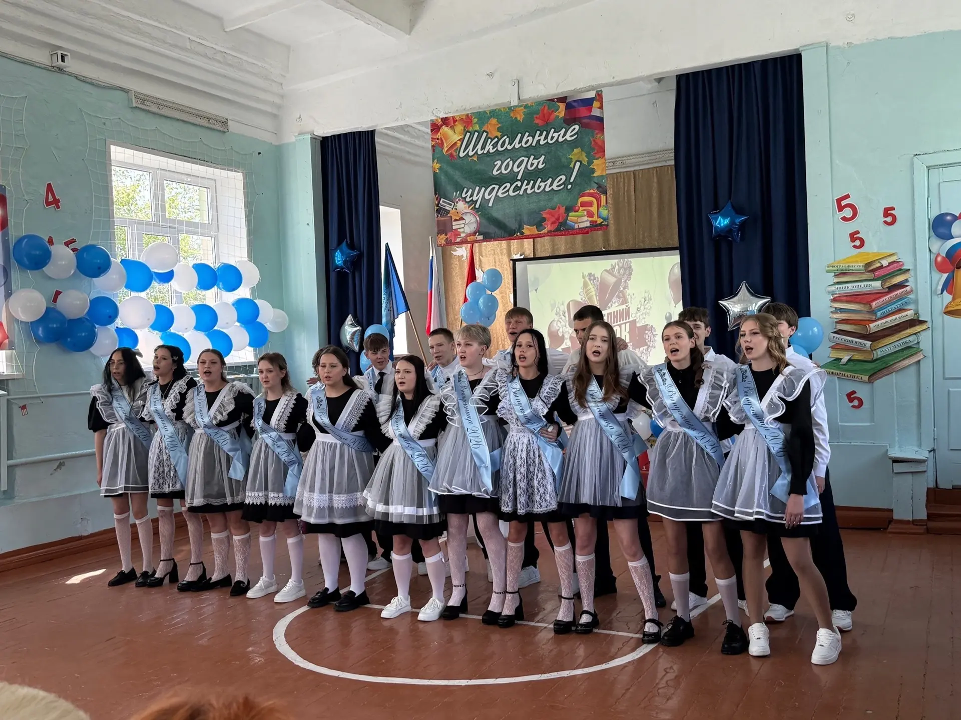 Последний звонок: Прощание с детством, встреча с будущим! 🔔✨ 
26 мая для выпускников нашего города 