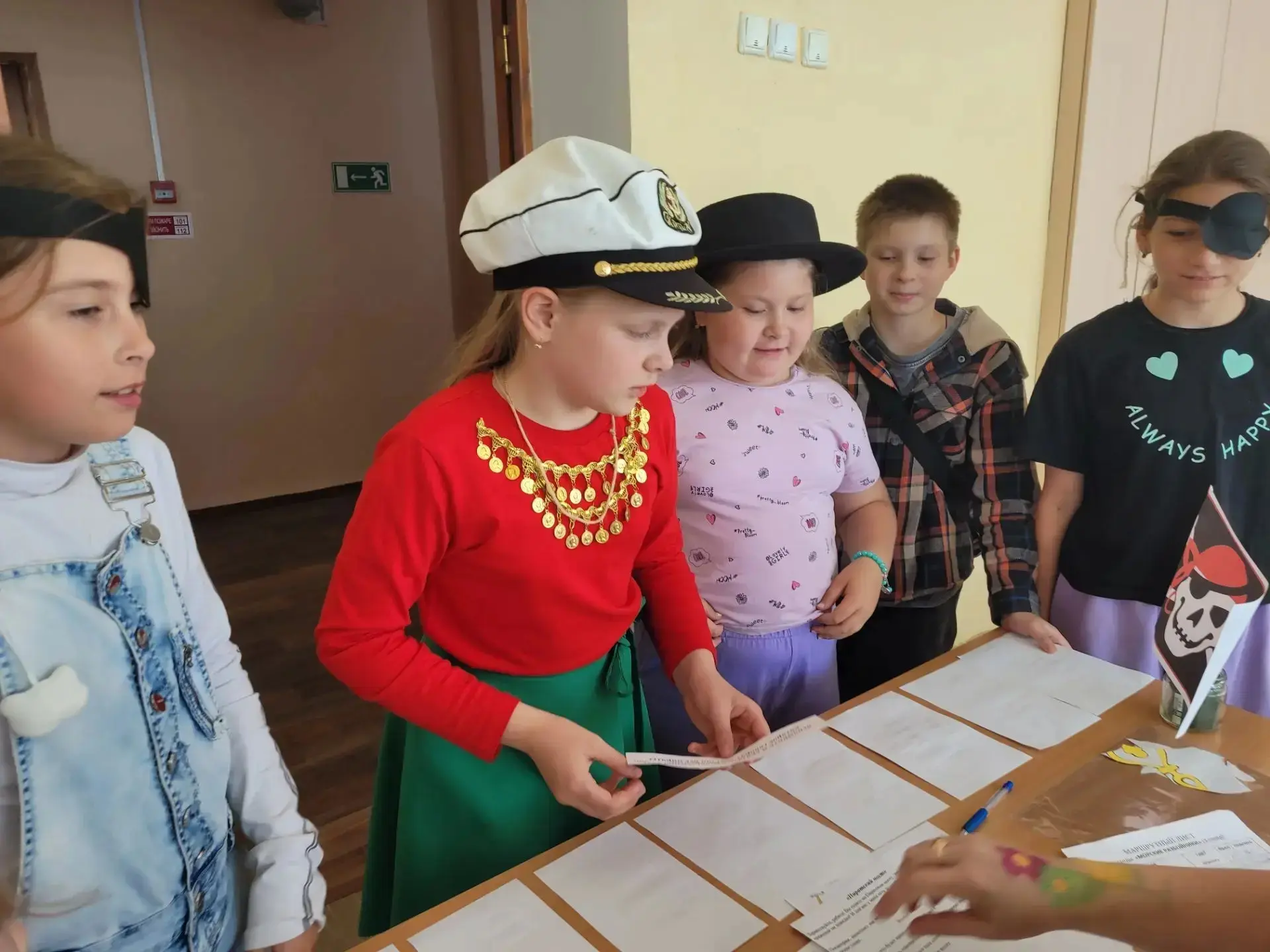 Пиратские лозунги:"Полундра!", "Свистать всех наверх!", "Тысяча чертей!" звучали с утра в лагере "Со