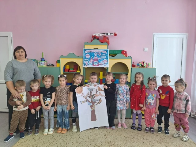Чуть весна в окошко глянула,
Чуть ступила на порог,
Утром солнышко румяное
Озарило сто дорог.

И ник