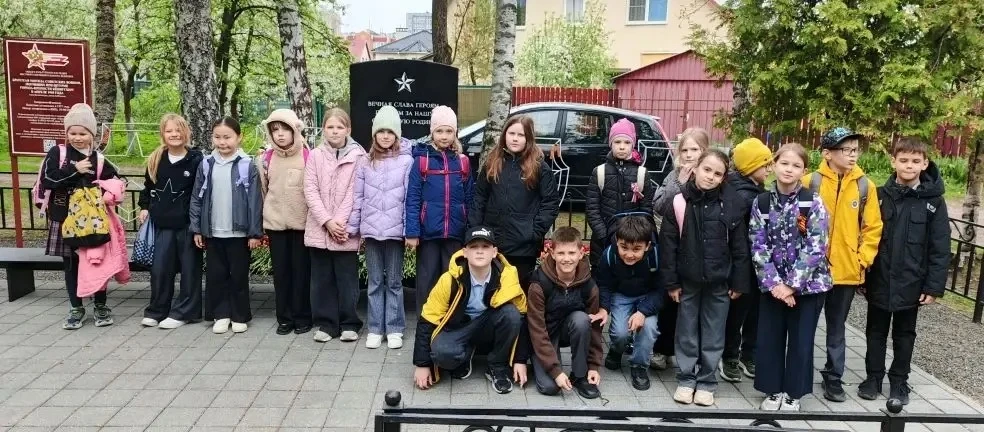 Память жива🕯️  Учащиеся начальной школы приняли участие в возложении цветов к братской могиле советс