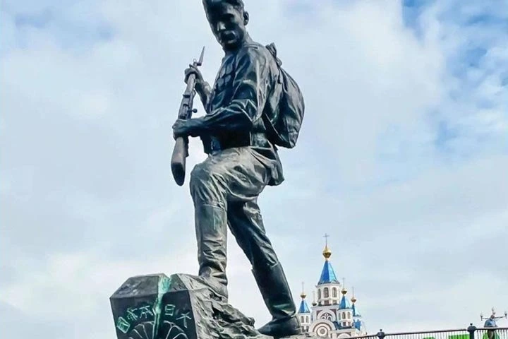 В Хабаровске отказались снимать хризантему с нового мемориала 🌸