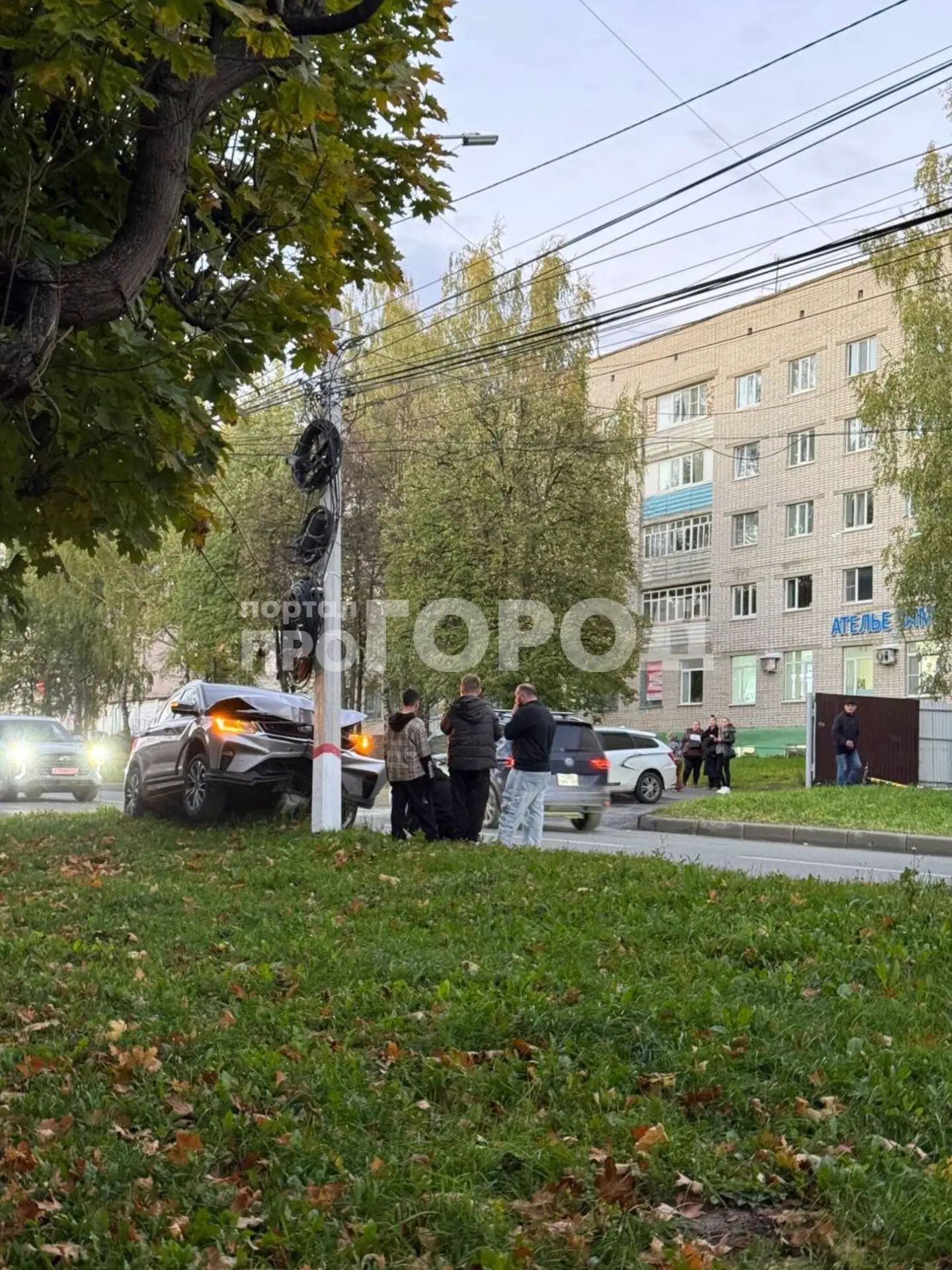Напротив дома №10 на Текстильщиков снова ДТП. Одна из машин после столкновения влетела ...