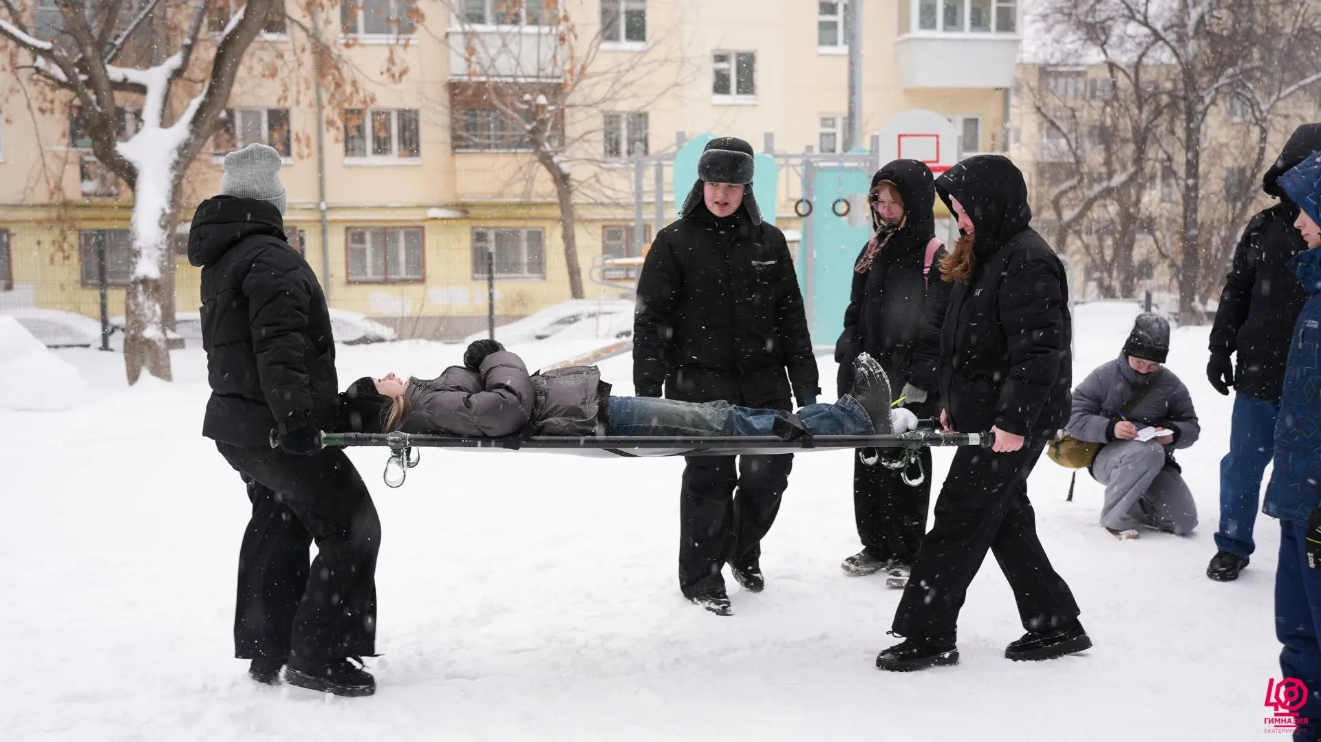 ЭВАКУИРОВАЛИ ПОСТРАДАВШЕГО, ПРОШЛИ МИННОЕ ПОЛЕ И ДАЖЕ СМОГЛИ СПАСТИ УТОПАЮЩЕГО. В МАОУ ГИМНАЗИИ №40 