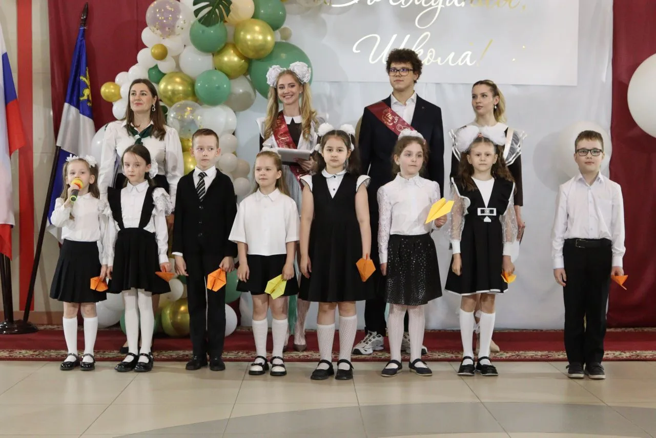 Самый радостный и одновременно грустный праздник🎊🎈  🔔 Вот и отшумел Последний звонок 2026! Улыбки, н