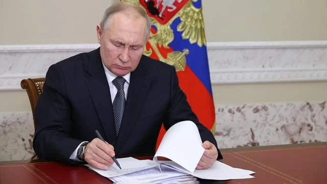 Владимир Путин подписал пакет законов, ужесточающий правила пребывания мигрантов в России.

Иностран