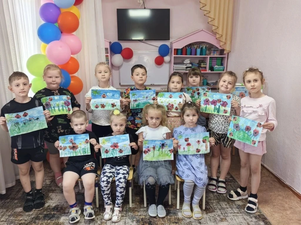 Выставка рисунков "Лето красное - пора прекрасная!" проходит в нашем детском саду. В ней приняли уча