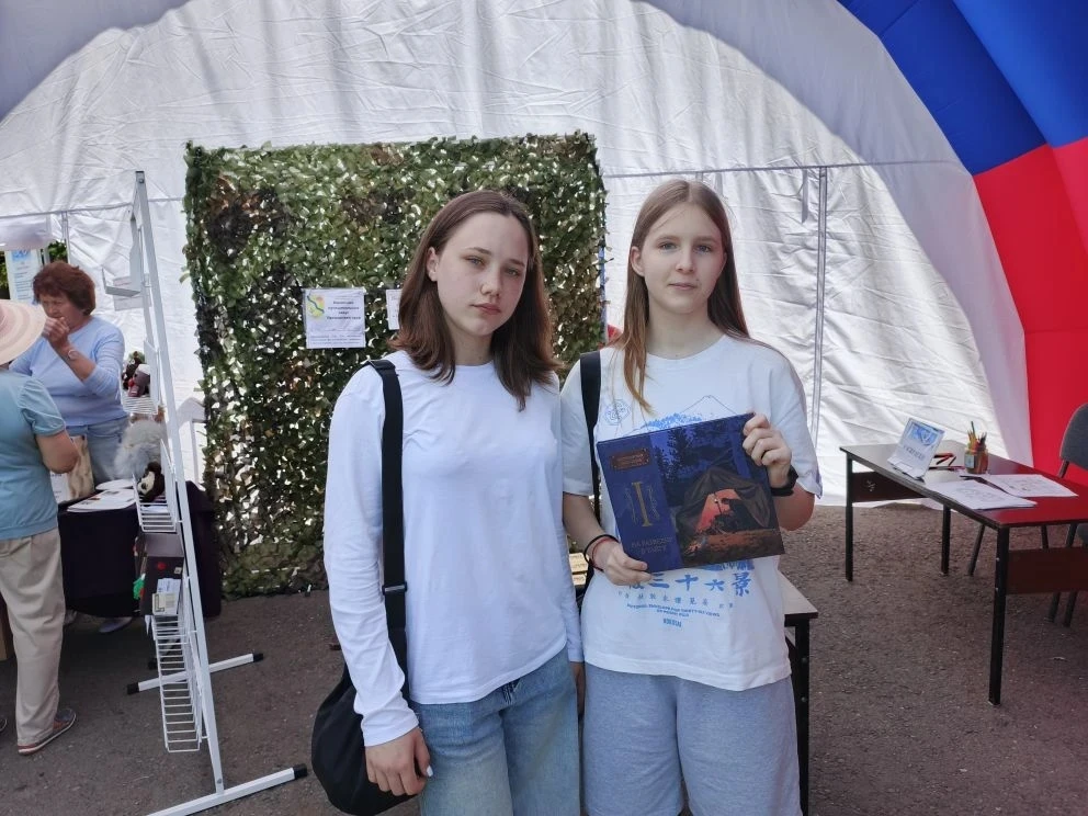 12 июня на площади состоялась яркая презентация книги «На разведку в тайгу» — первого тома серии «Ар