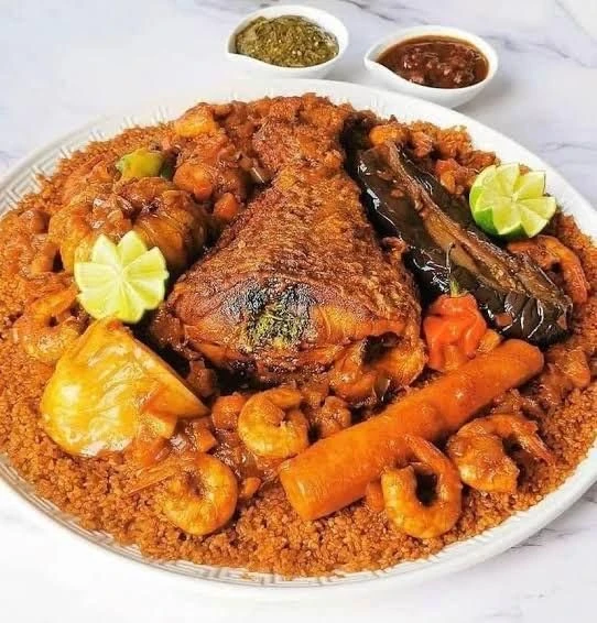 🐟 Тьебудьен — национальная гордость Сенегала! 🇸🇳🌍
Тьебудьен, или ceebu jën, готовят из рыбы, рис