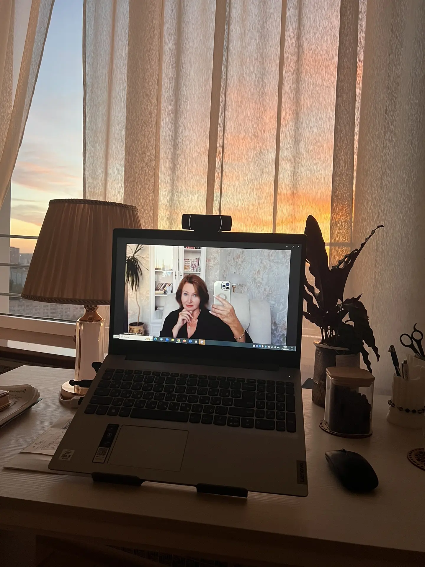 Девочки, так как я работаю онлайн, для меня очень важен вид впереди, куда я смотрю.