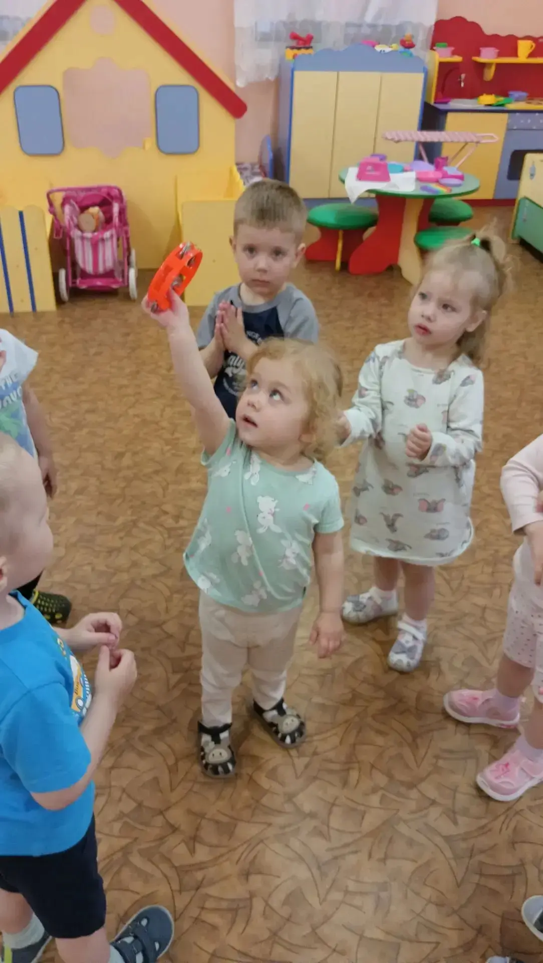 🎵 Ты беги, весёлый бубен,