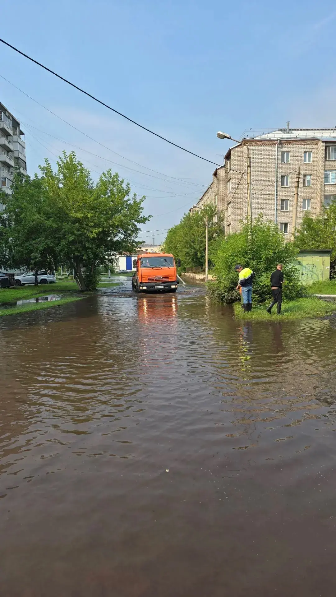 Из-за поднятия уровня воды в Каче, ночью затопило дороги в Железнодорожном районе. Это коснулось ули