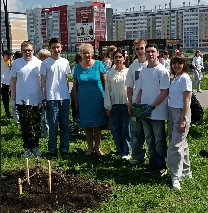 Шестой год подряд в сквере «Молодежный» выпускники школ нашего города высаживают деревь...