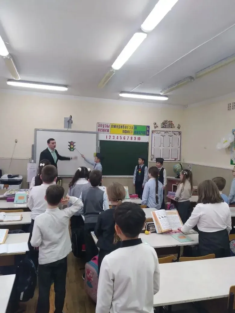 🚦 Учимся безопасности на дорогах!  Сегодня у ребят из 2-го класса МБОУ СОШ №18 прошло необычное и оч