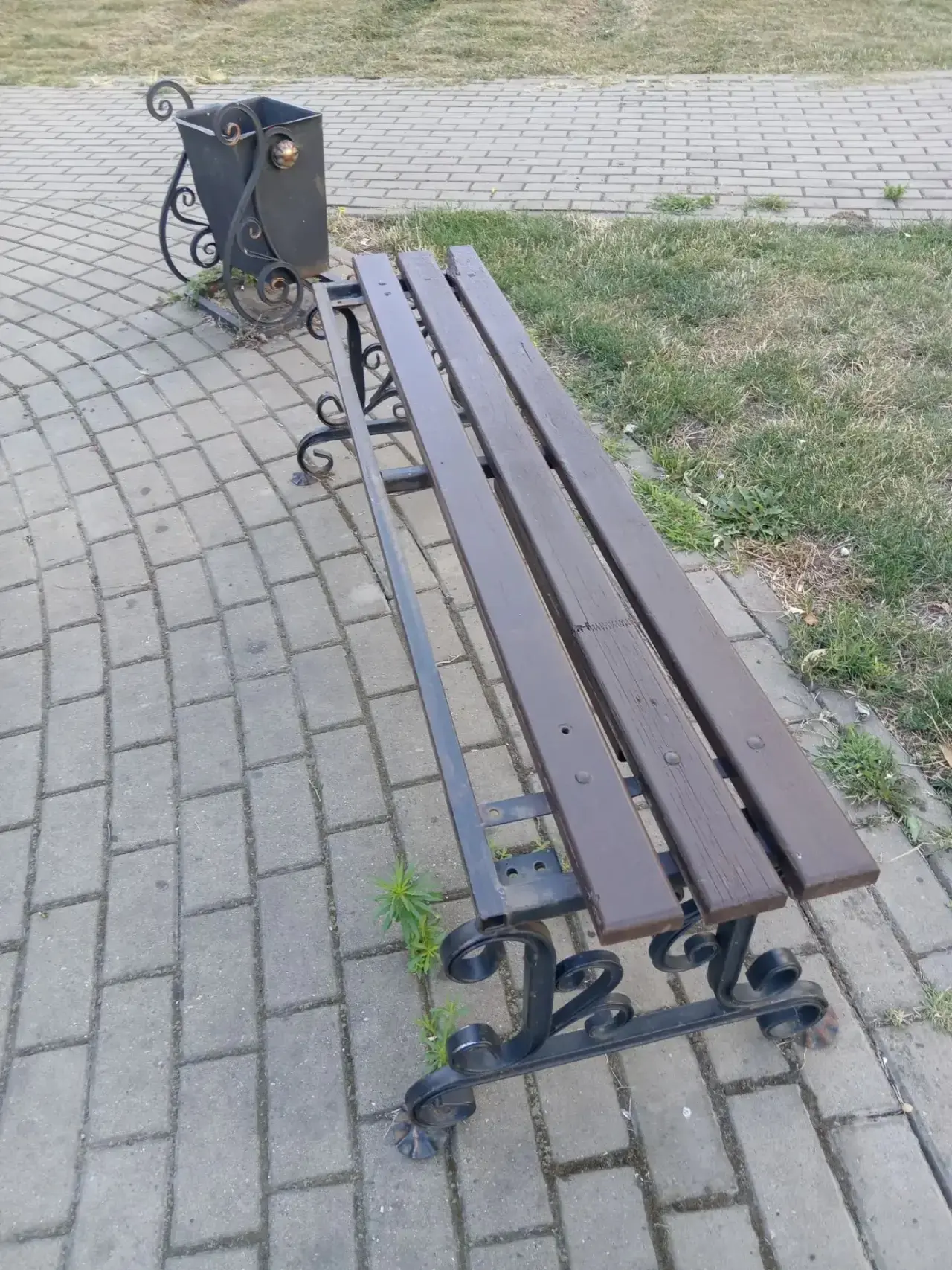 Выполнен ремонт лавочки: 1/3-9к.