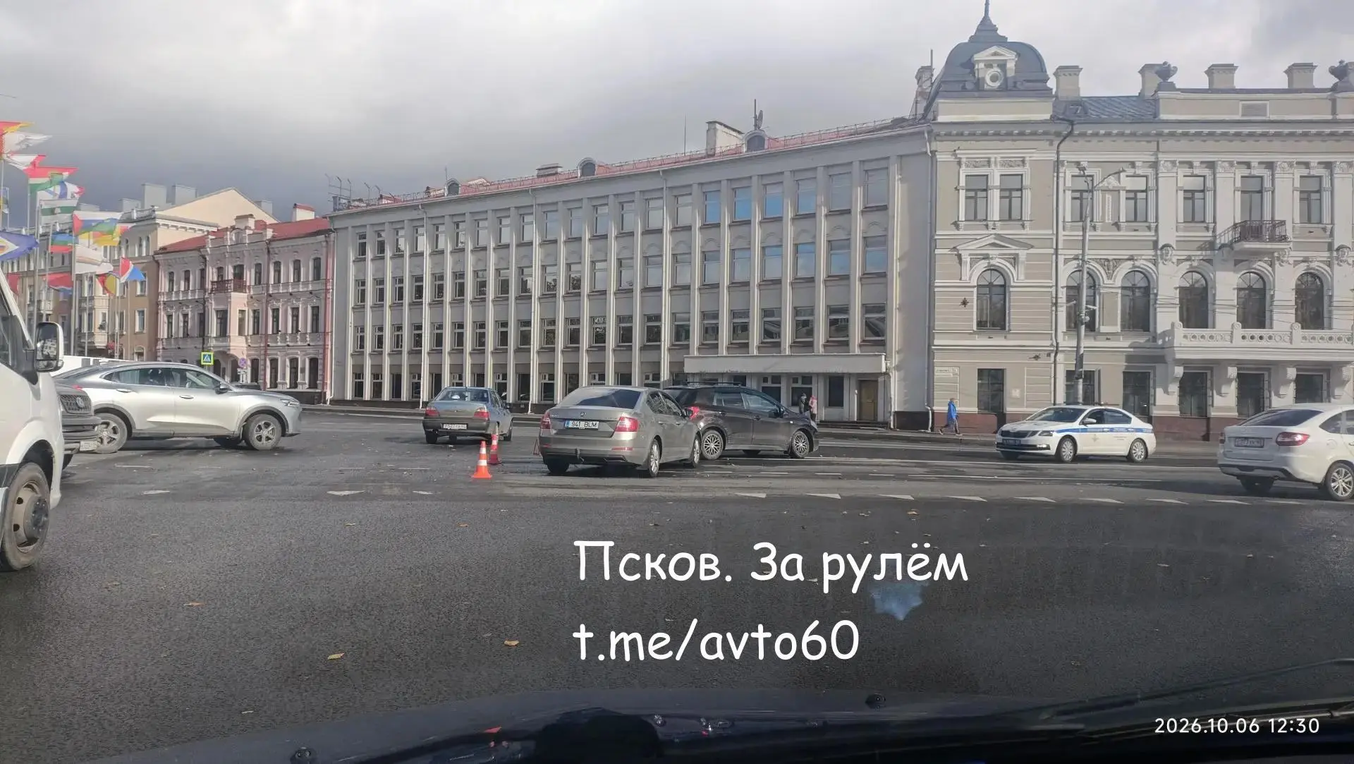 Очевидный плюс флаговой конструкции на Октябрьской площади: они вносят яркие краски в с...