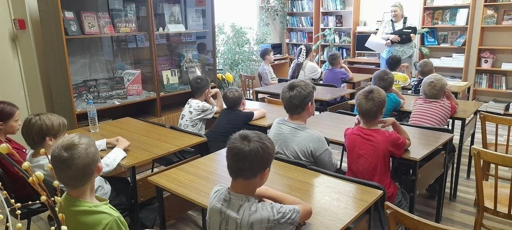 🙃Идет третья неделя в школьном лагере. Дни пролетают незаметно, весело и с пользой. 

🧑‍🩰Как обыч