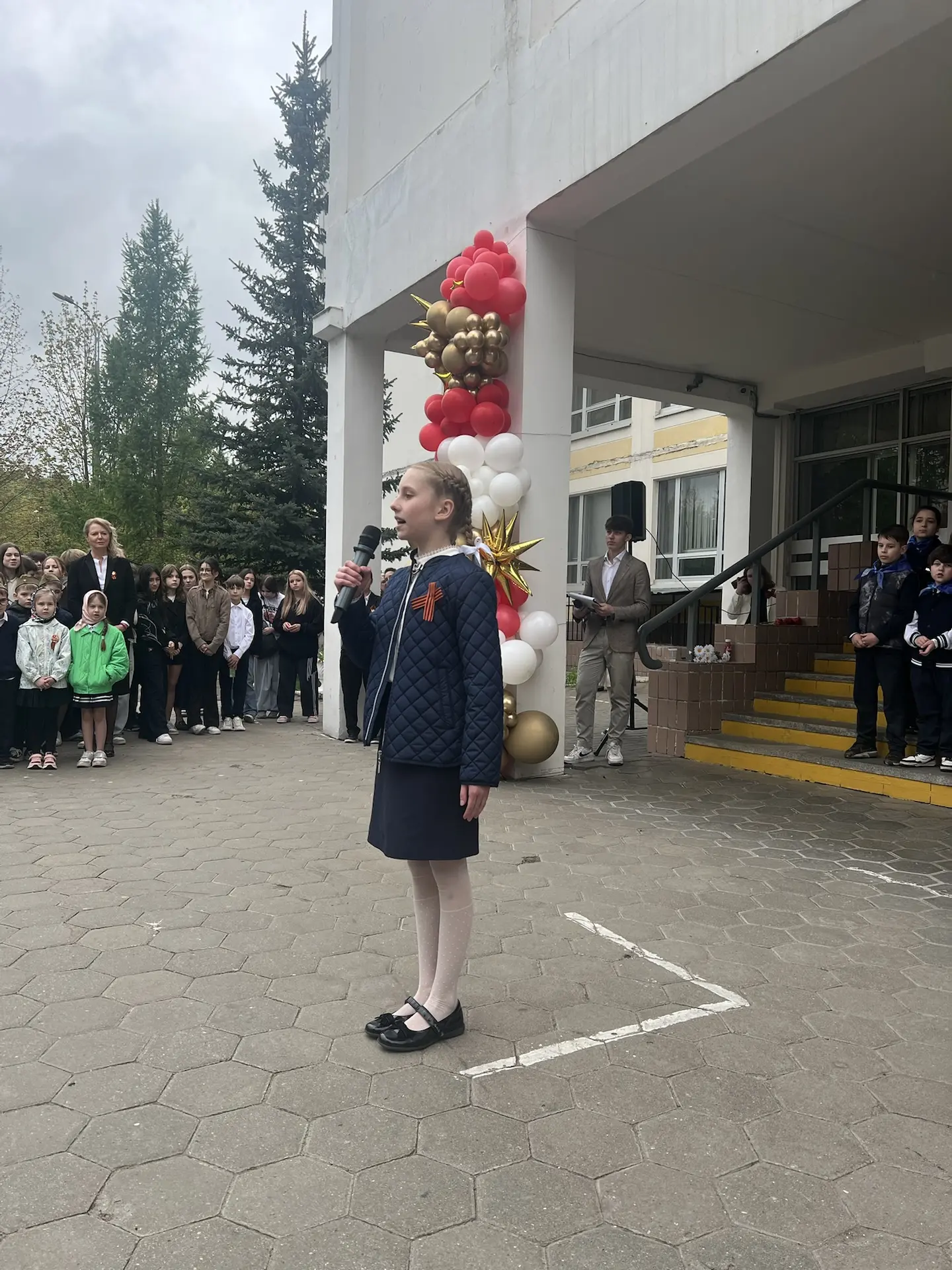 🕊️ДЕНЬ ПОБЕДЫ 🕊️  Мы встречаем день Победы, Он идёт в цветах, знамёнах. Всех героев мы сегодня Назыв