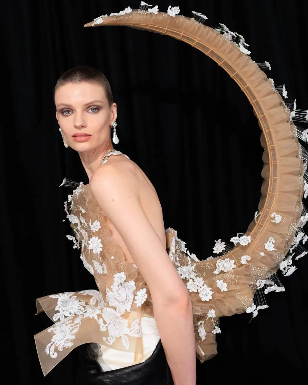 Schiaparelli продемонстрировал этапы изготовления жакета с изображением скорпиона 🦂