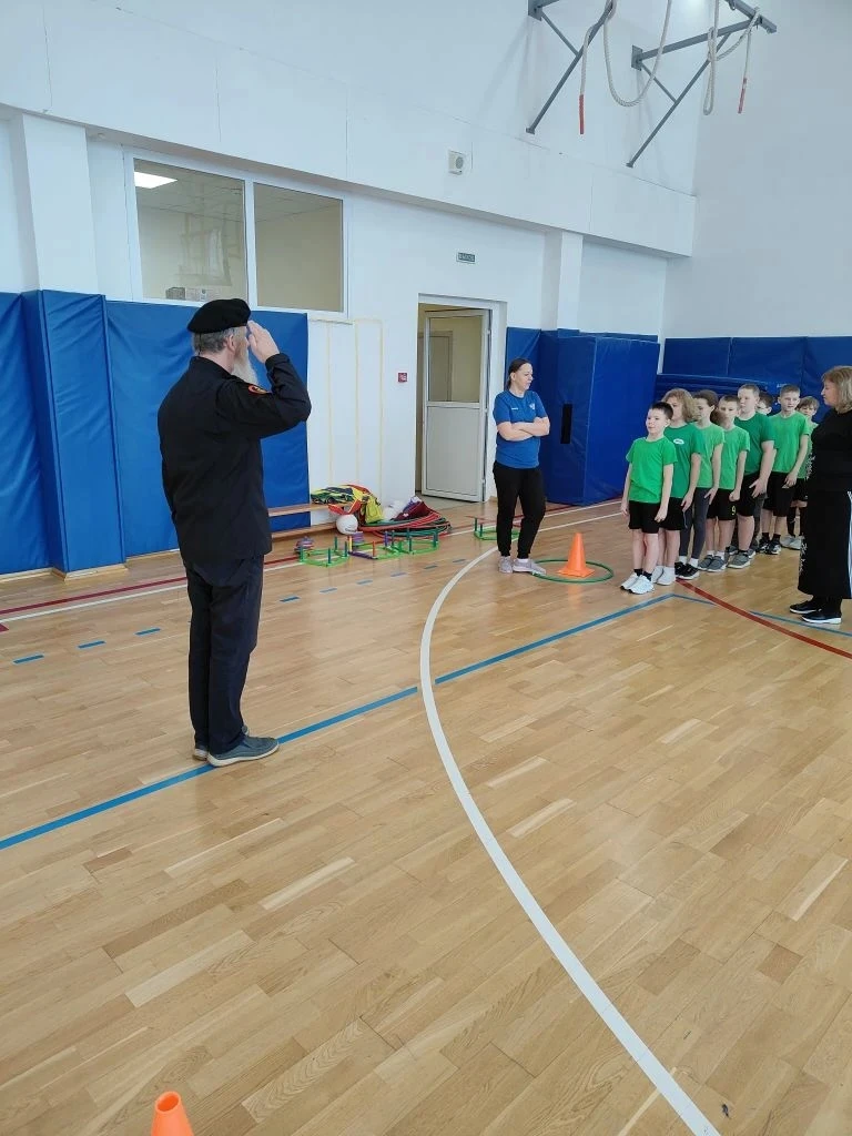 Армейские игры среди четвероклассников  🎉 В преддверии праздника 23 февраля, учащиеся 4а и 4д  класс