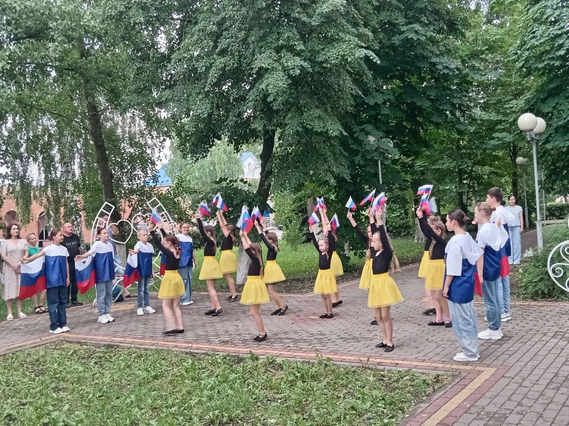 12 июня 2026 года в городском сквере Эртиля прошла праздничная программа «Великую державу славим!», 