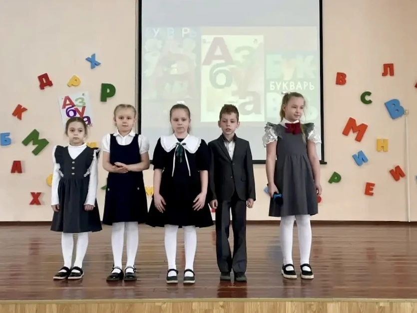 🎓 Первый важный шаг сделан!  ❤️ Наши первоклассники попрощались со своей первой школьной книгой — Аз