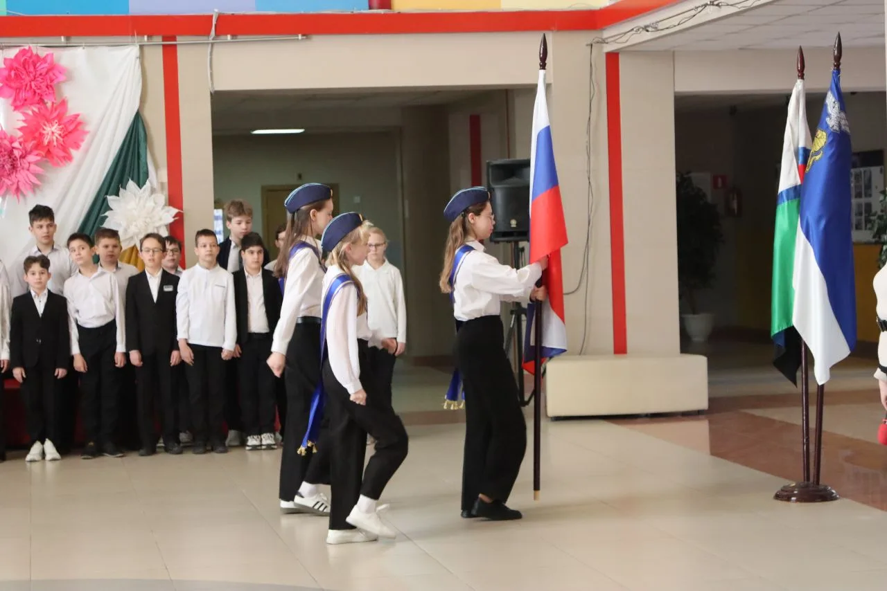 Новая учебная неделя началась с линейки для 5 классов! 🇷🇺    🙌 Знаменная группа в составе Евтушенко 