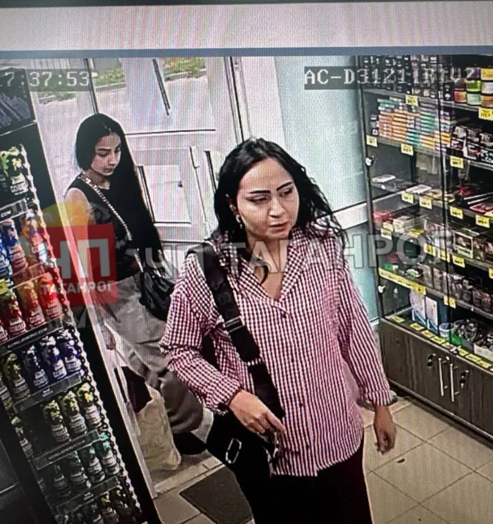 Вчера в магазине табачных изделий, зашла девушка с подругой.