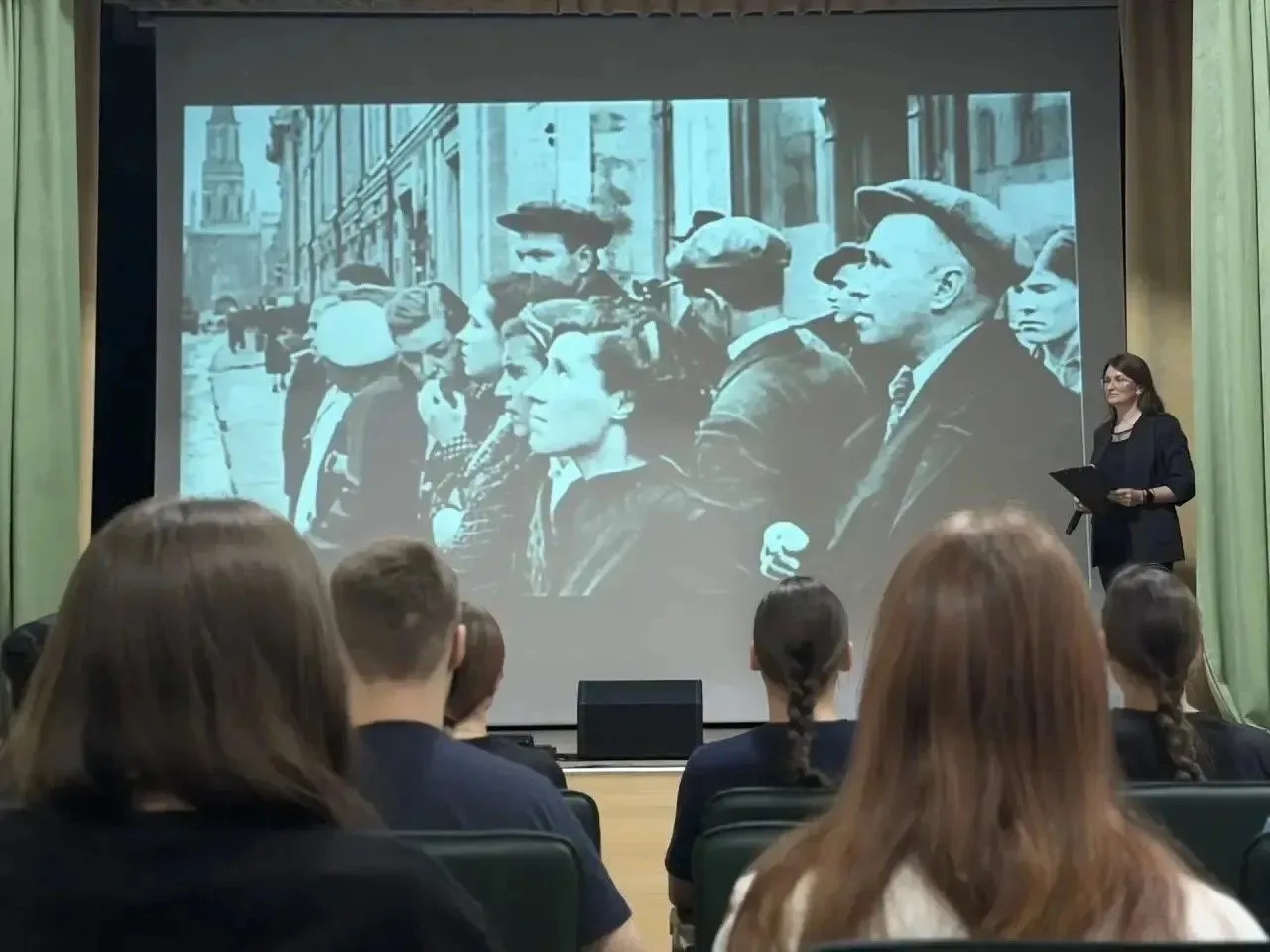 ‼️СМОТРИМ. ДУМАЕМ. ПОМНИМ

🎞 Сегодня в школе прошел кинолекторий «Фильм о войне. Разговор с детьми»