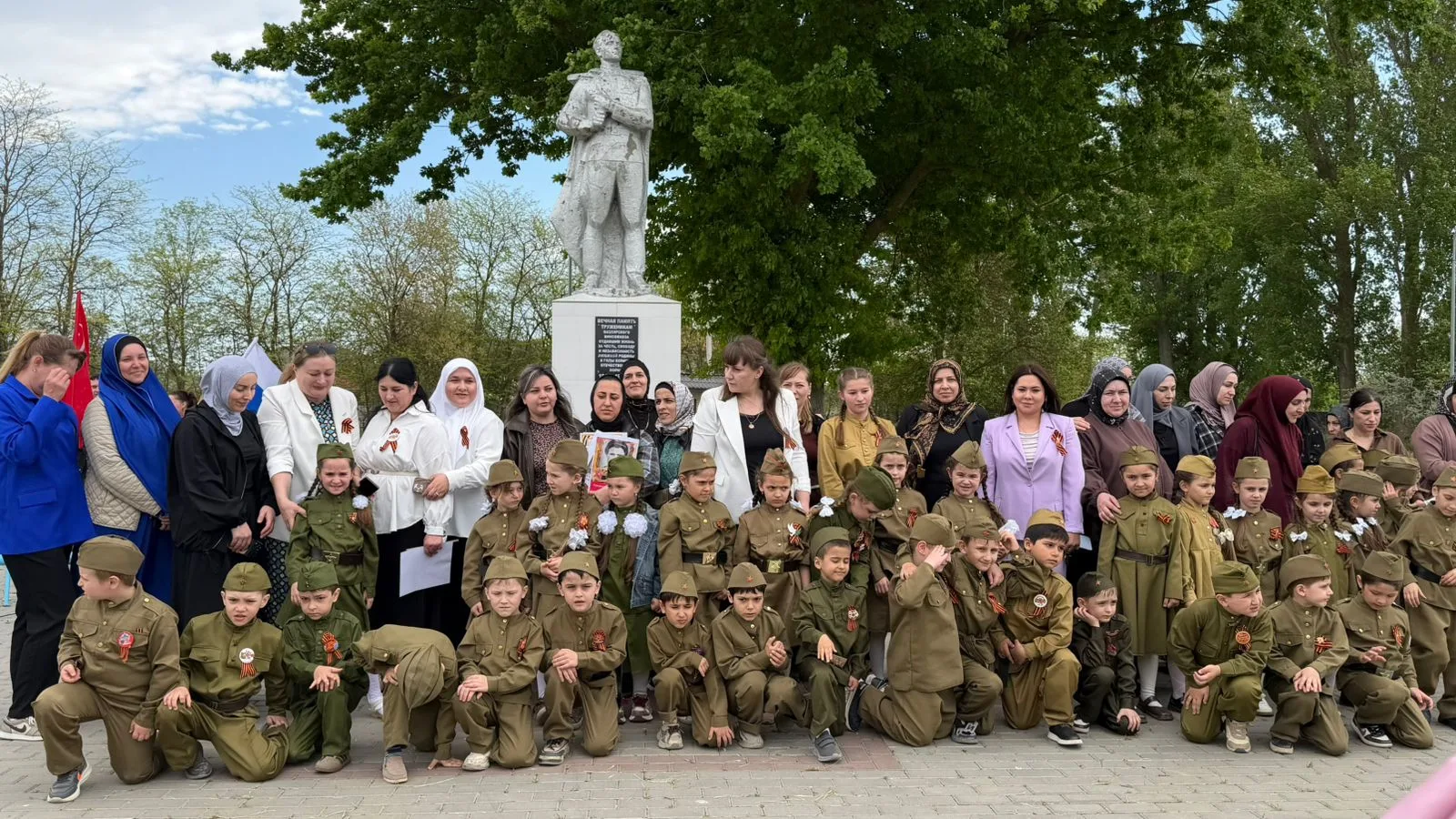 Коллектив ГБУ РД «ТКЦСОН города Кизляра и Кизлярского района» приняли участие в праздни...