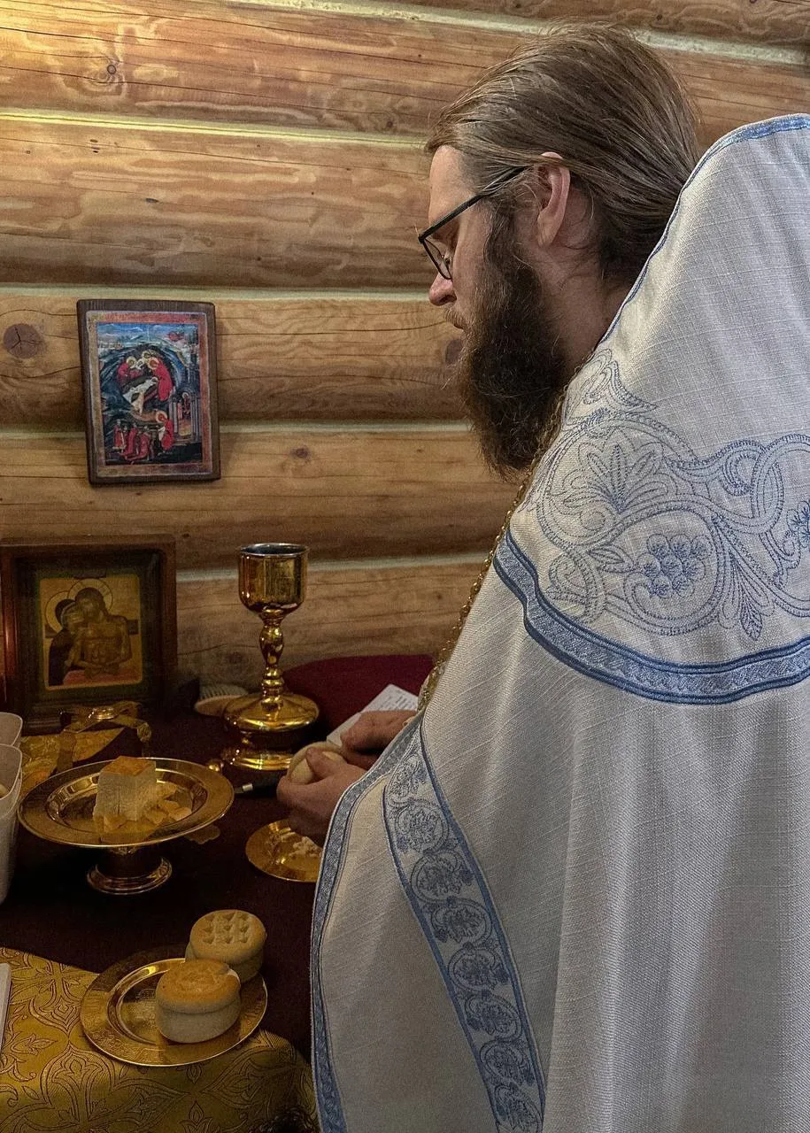 Пишите имена  о здравии и о упокоении крещёных православных христиан, о ком помолиться на Воскресной