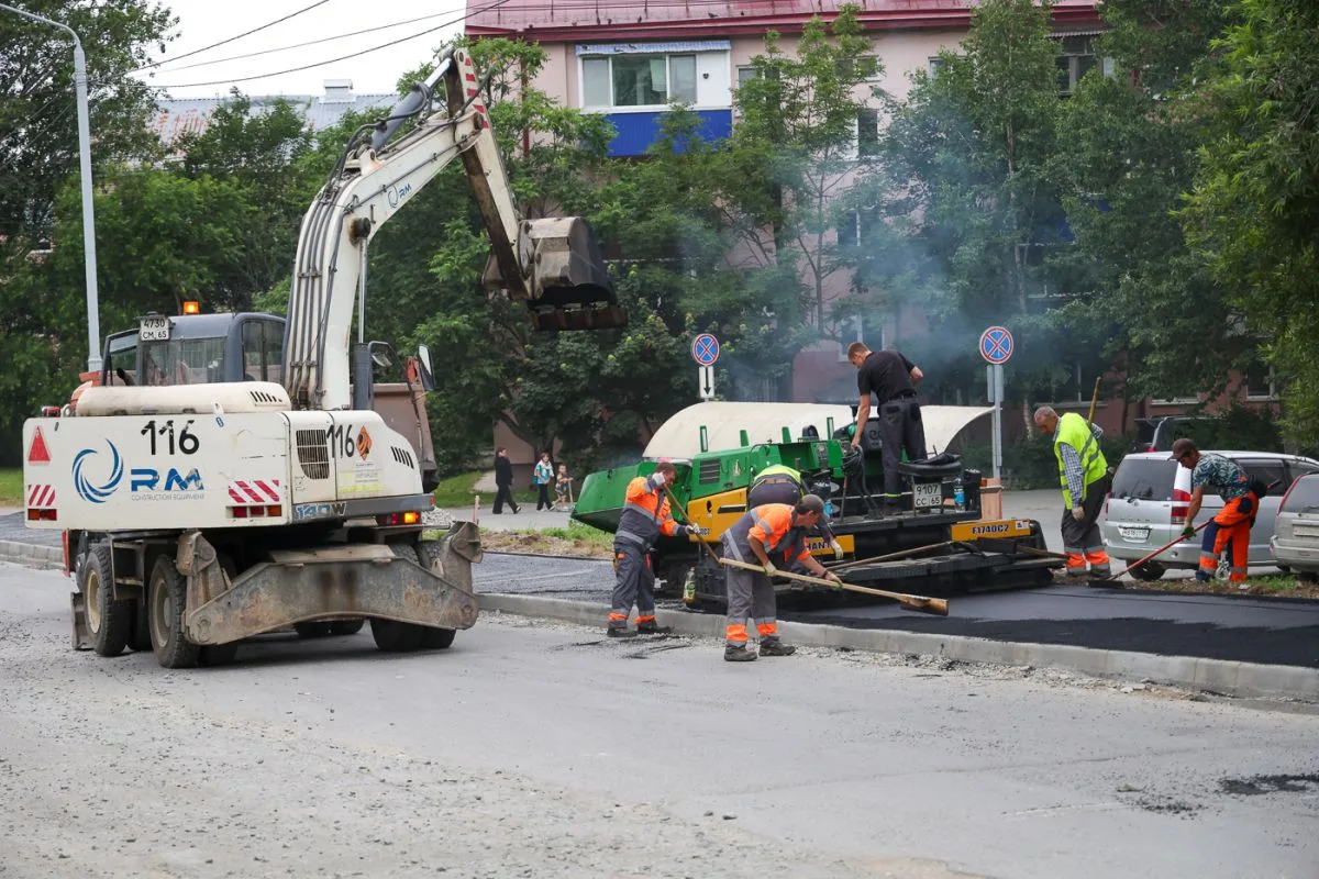 🚧 К началу учебного года в Южном приводят в порядок дороги и подъезды к школам и детским садам

В э