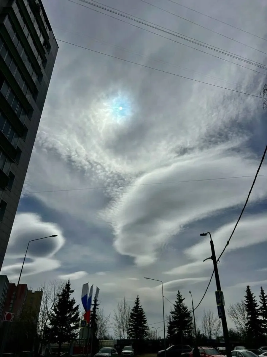 ☁ Над Зеленоградом заметили необычные линзовидные облака  Такие облака чаще всего появляются зимой и