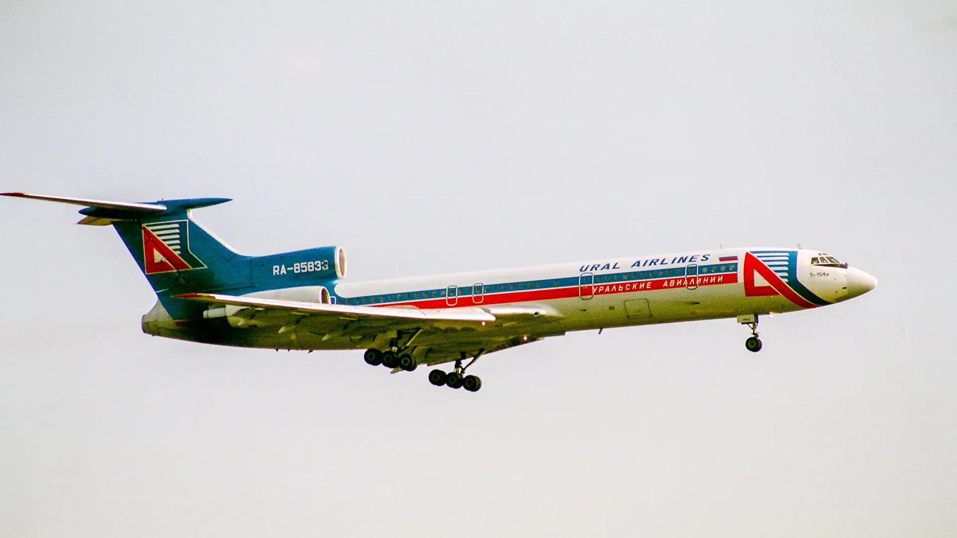 Самый свежий "Туполь" Уральских авиалиний Ту-154М RA-85833, выпущен в 2001 году. На момент съемки ем