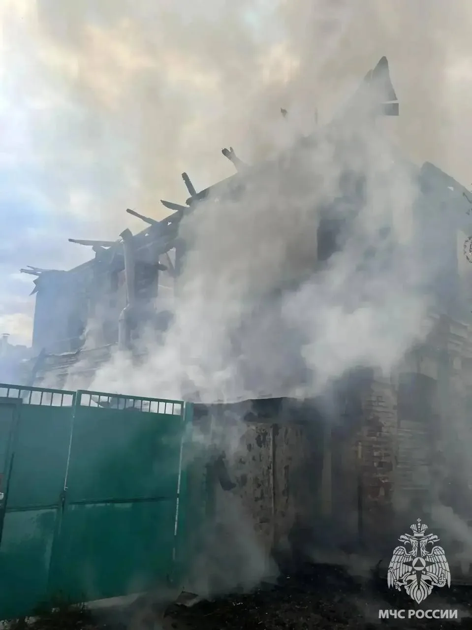 Человека спасли из задымленного дома во время пожара в Стерлитамаке.