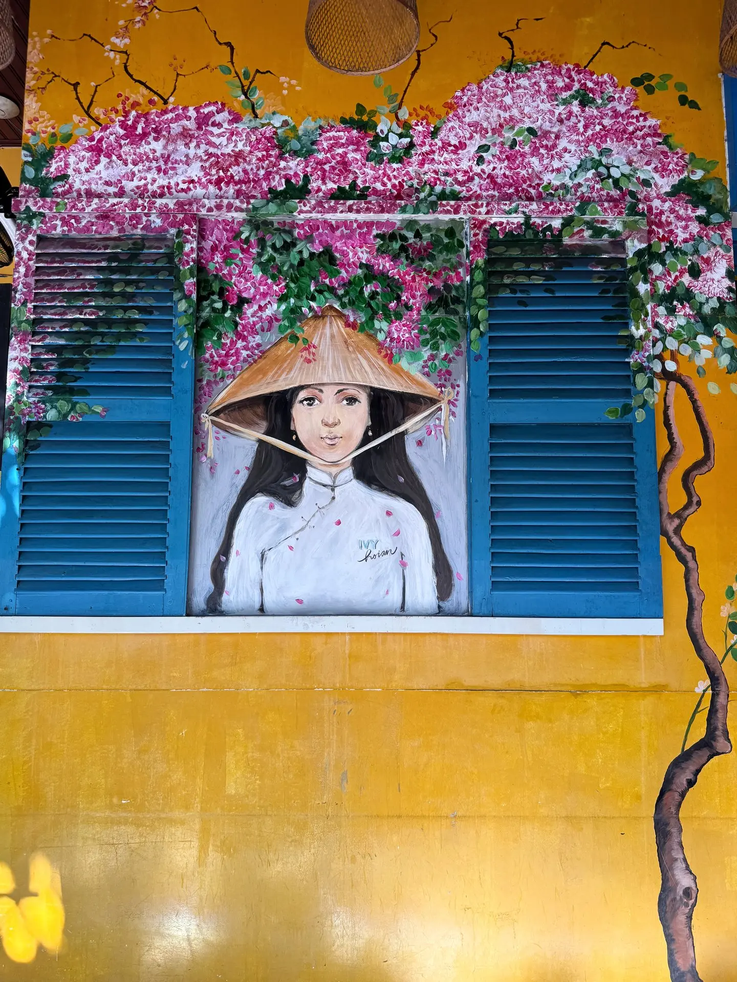 🇻🇳 Хойан просто влюбляет в себя с первого взгляда — эти жёлтые стены, синие ставни и ...