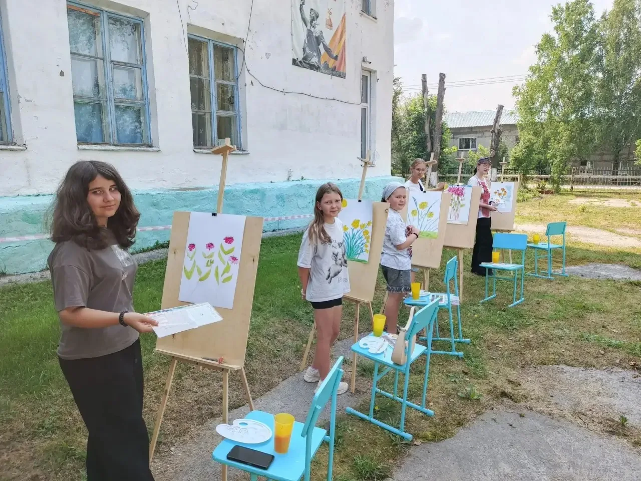 Лето, солнце и кисти в руках! 🎨

Ребята из «Весёлой палитры» (педагог З.А. Рикун) вышли на пленэр. 