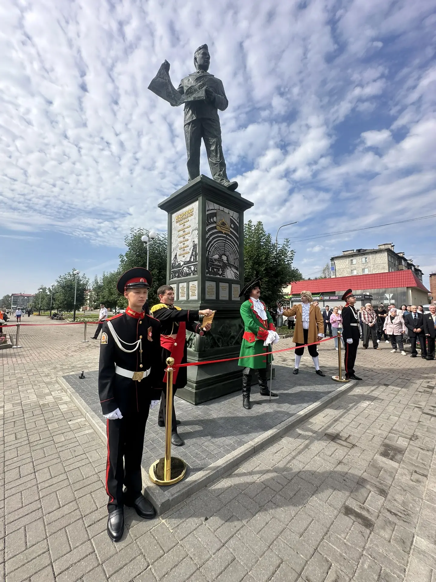 Открыли место, где история города теперь буквально отлита в металле. Памятник горным ин...
