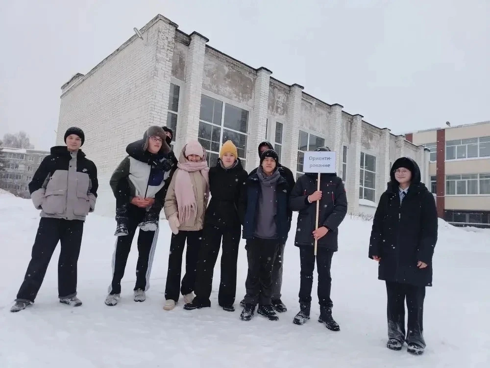 Команда учеников 8б класса поучаствовала в военно-патриотической игре «Зарница»  Ребята проходили ра