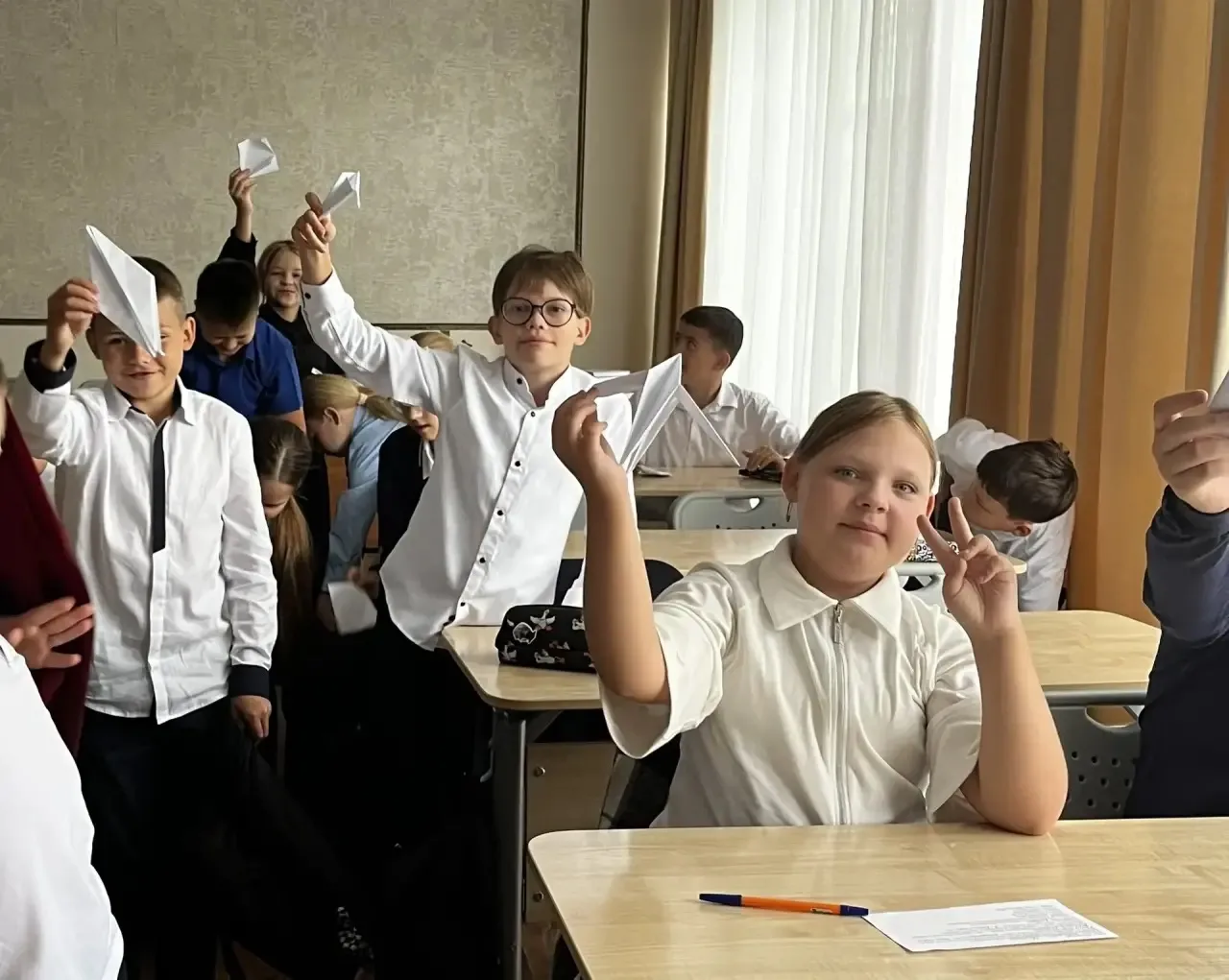 «Память защищает»: ученики 5 «Д» класса сложили журавликов в символ памяти и мира