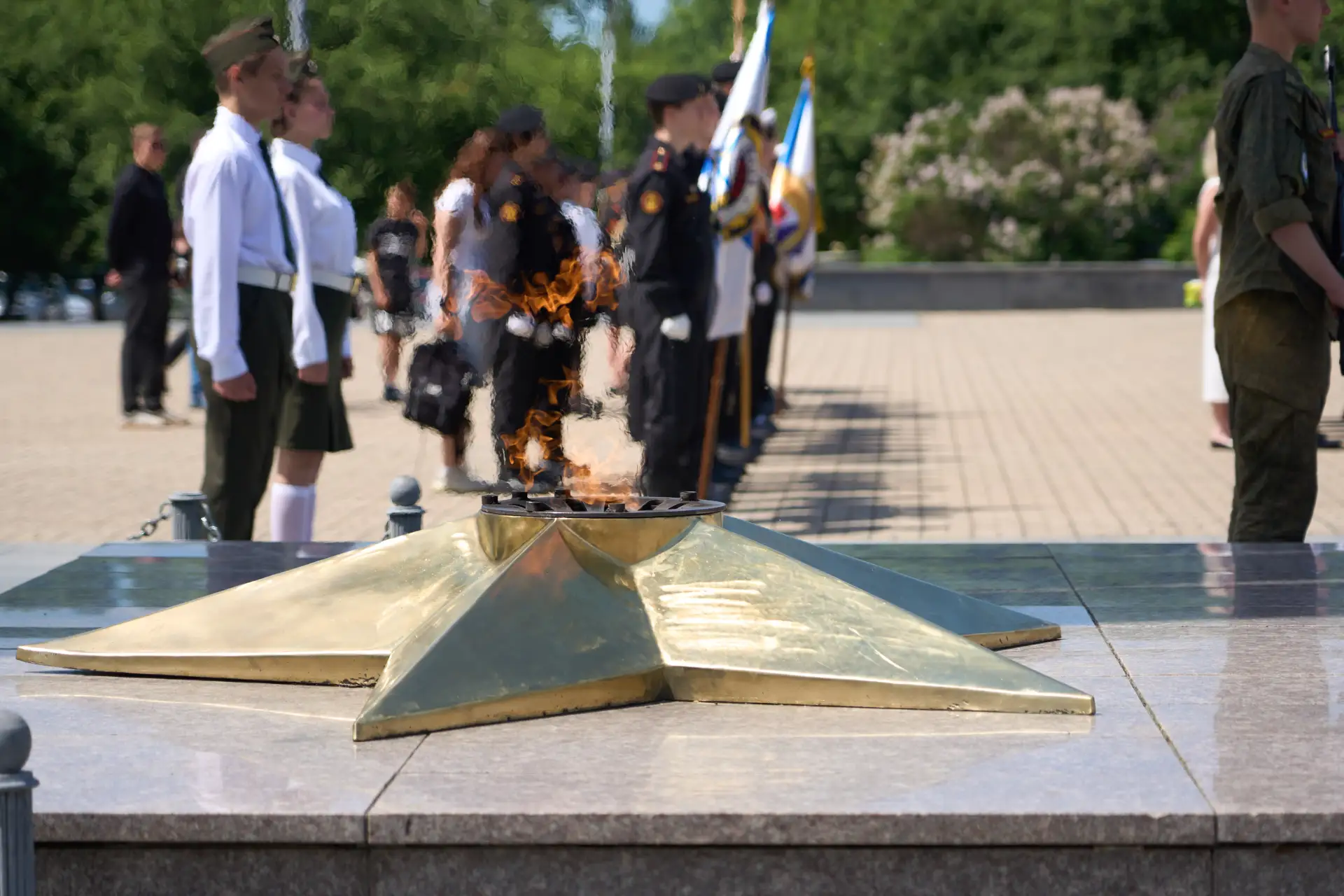 Цветы к Вечному огню в День Памяти и скорби возложили амурские корабелы ОСК

В день начала Великой О