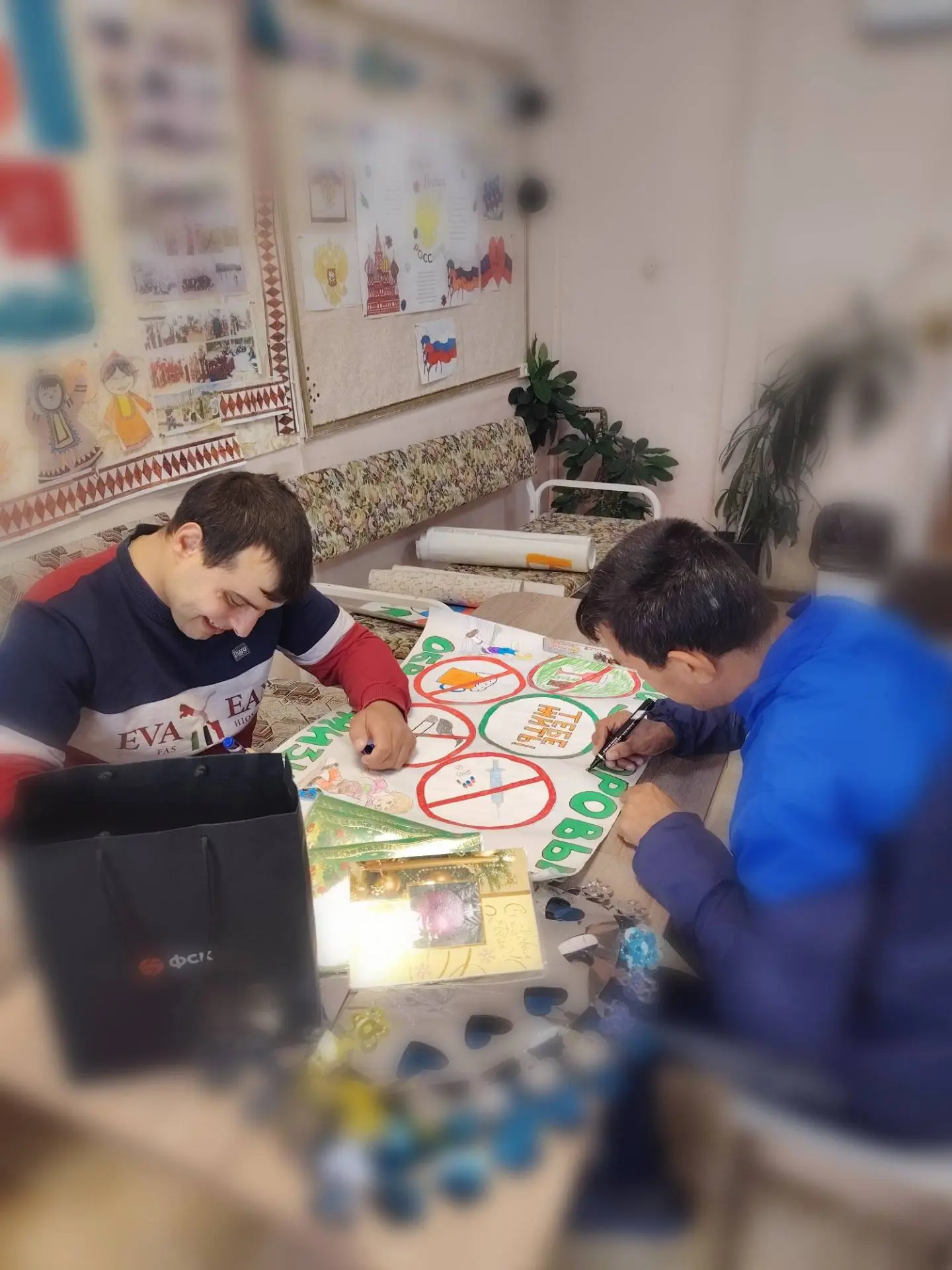 🎨 В «Творческой мастерской» снова шумно и весело — ребята собирают стенгазету о вреде алкоголя. 💛Т