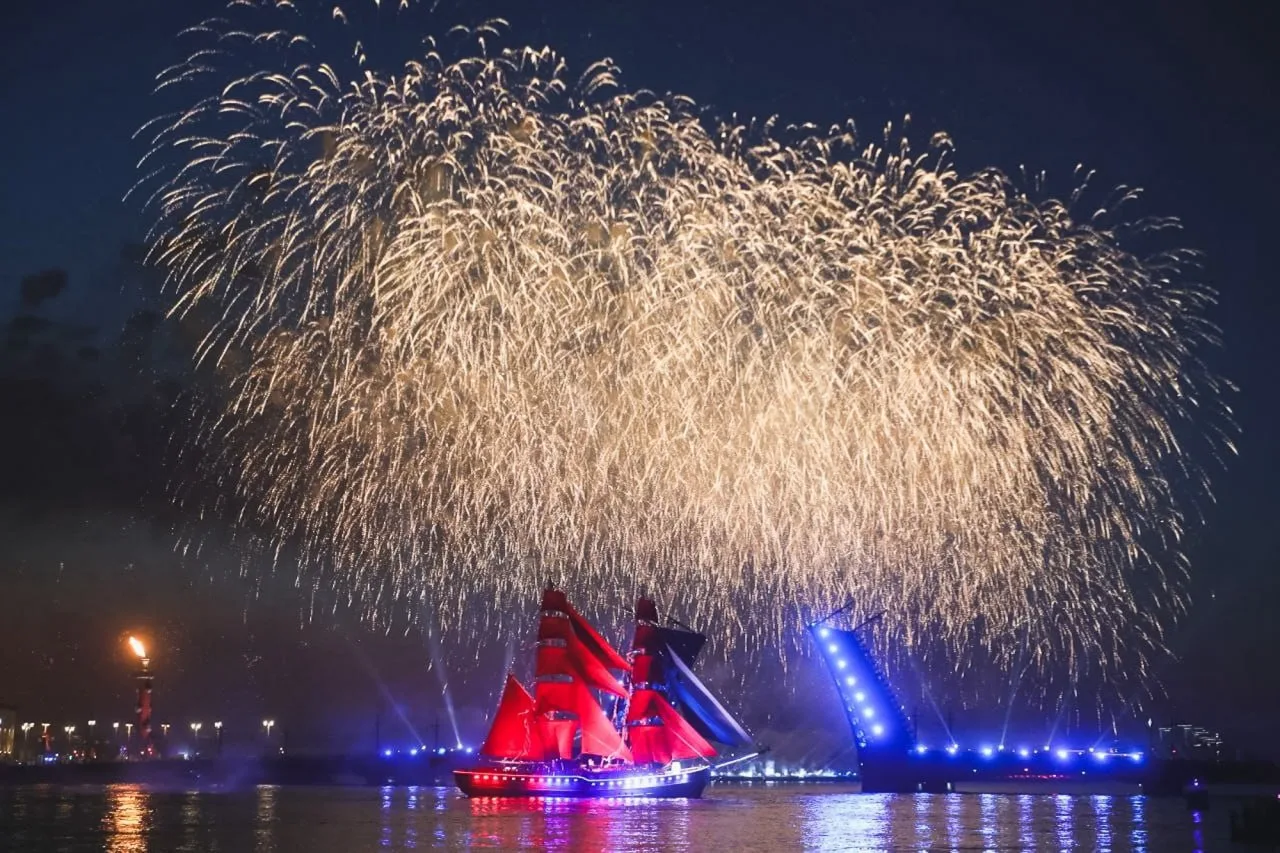 ⛵️«Алые паруса» — ежегодный праздник выпускников школ, который проходит в Санкт-Петербурге в период 
