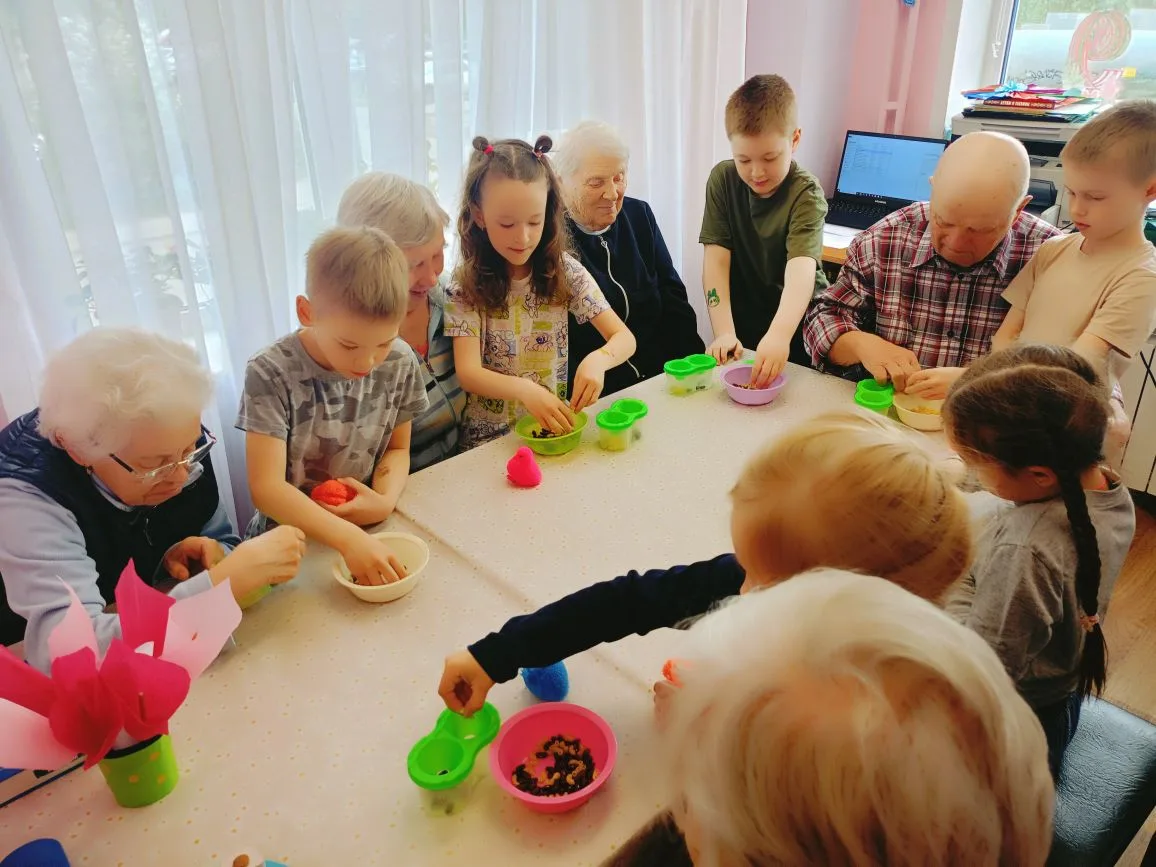 👵👴Тёплый день добрых встреч: дошколята в гостях у старшего поколения🧓️