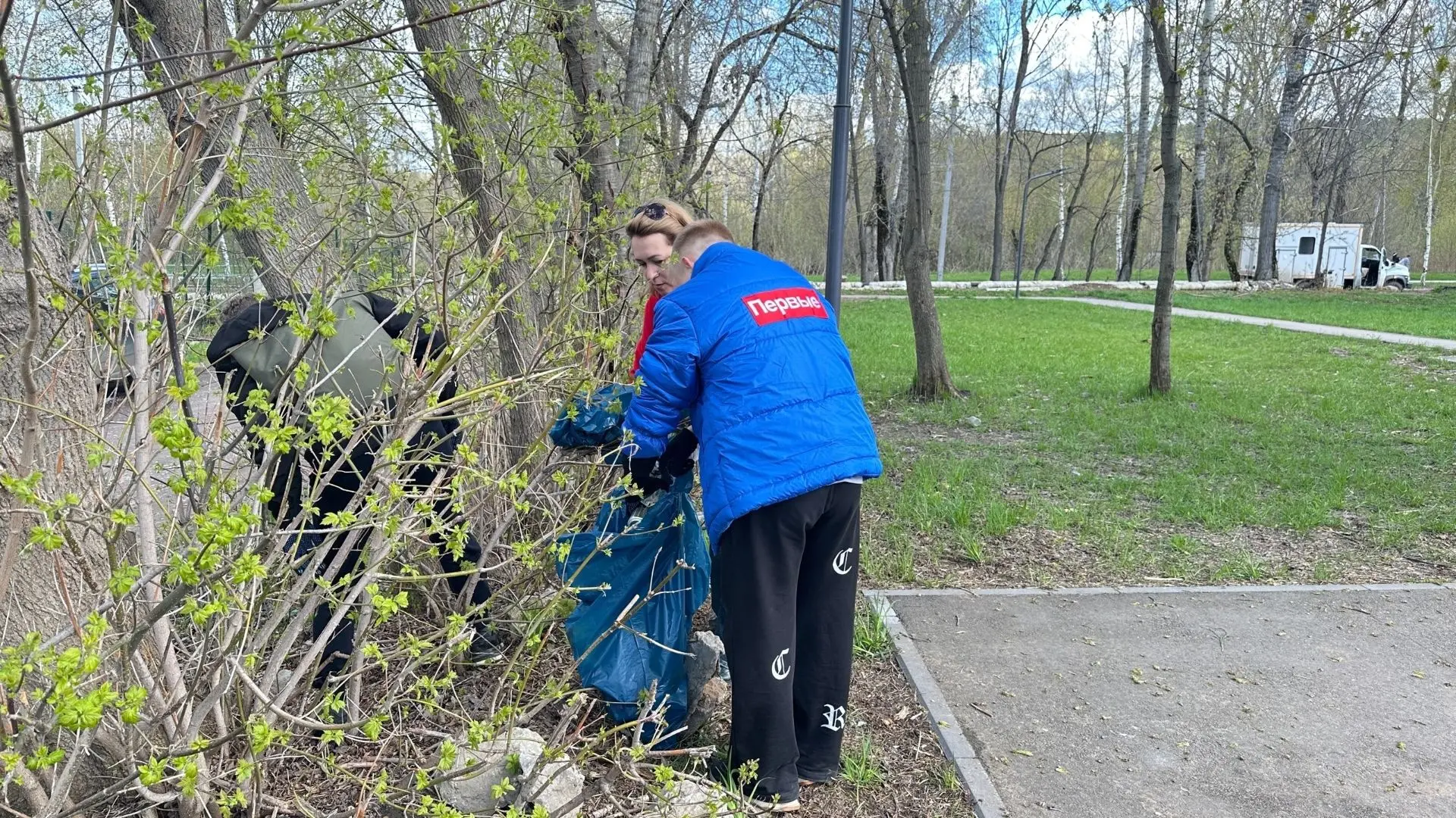 Специалисты Дома молодёжных организаций вместе с активистами школ № 3 и № 9 приняли участие во Всеро