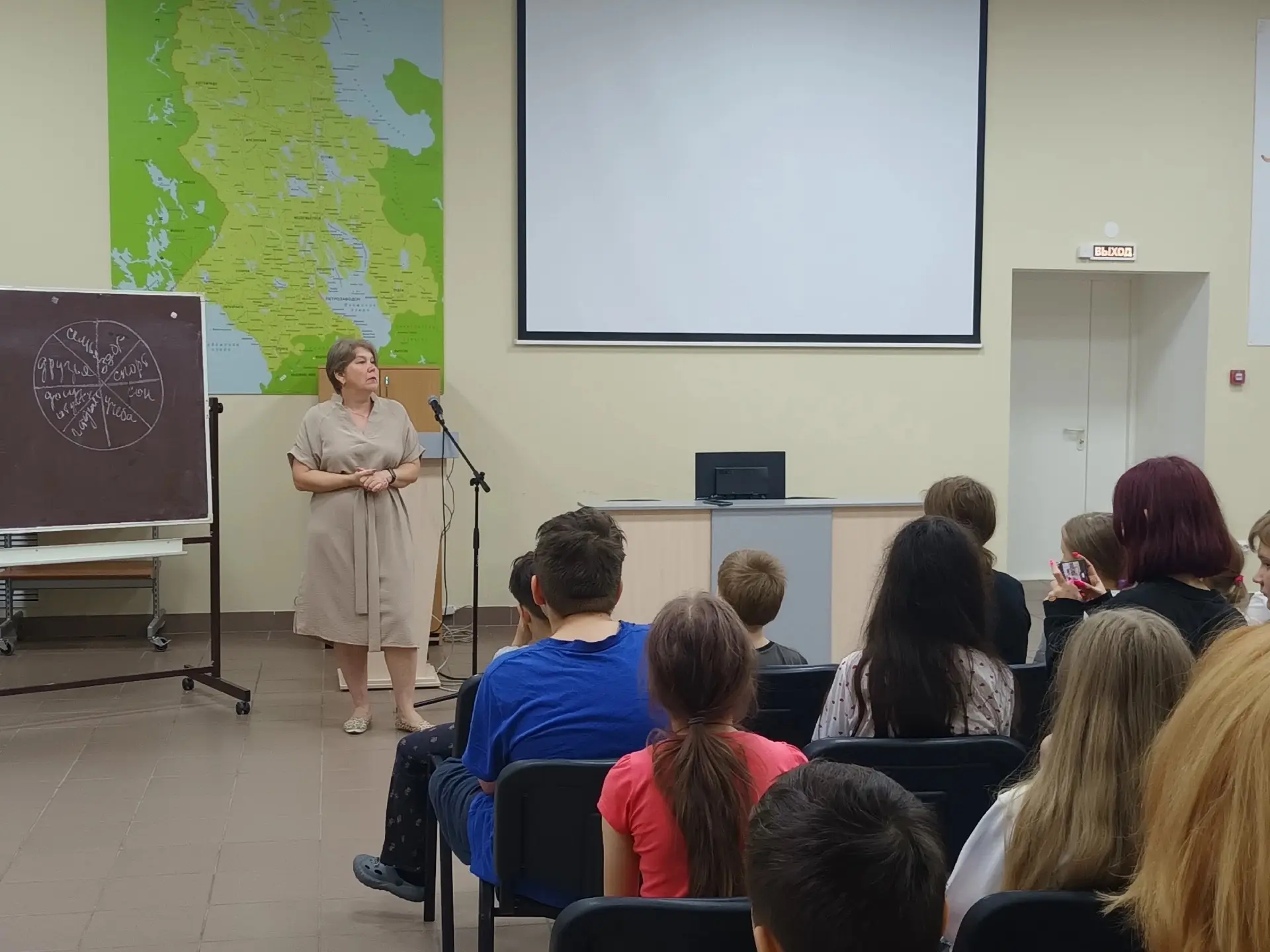 👀 Гаджет – друг? 

Современные дети всё больше времени проводят с гаджетами – смартфонами, планшета