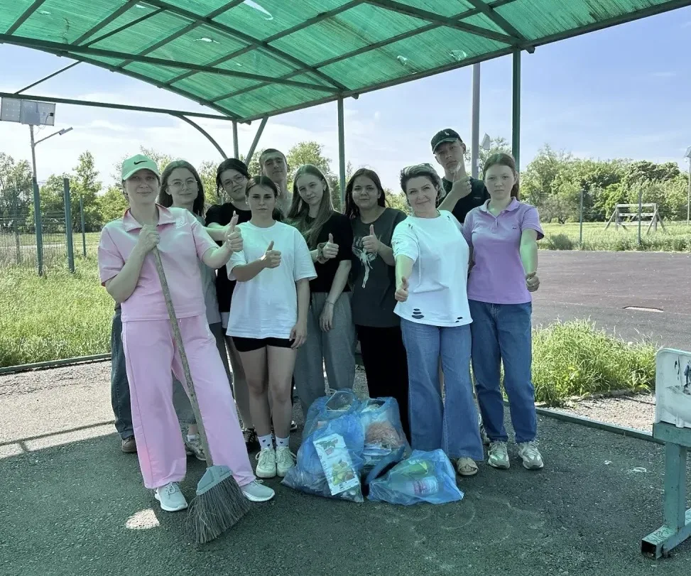 🌳Весна — время чистоты и добрых дел! 🌳Студенты группы 2-1 В вместе со своим классным ...